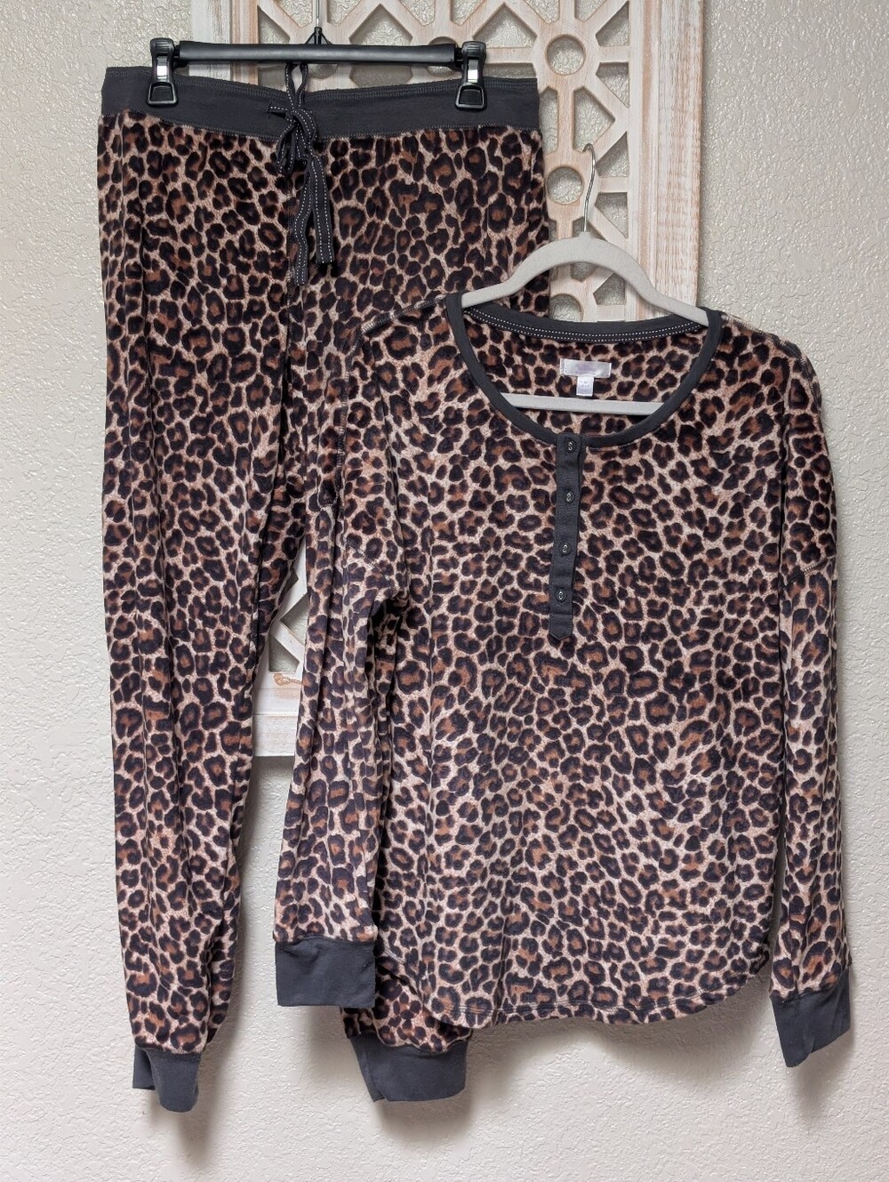 Secret Treasures women's medium 2 pc pj loungewear set leopard print velvet feel